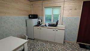  
Мы открыли для вас три новых домика!
Домик двухместный, с санузлом и кухней.
Холодильник, чайники микроволновка  в наличии. 
 
